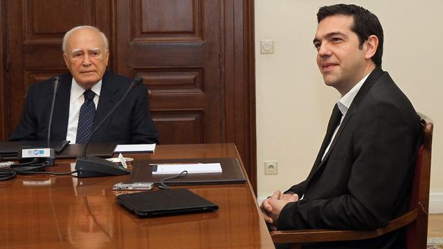 Le président grec Karolos Papoulias et le chef du parti de la gauche radicale grecque Syriza, Alexis Tsipras [ORESTIS PANAGIOTOU]