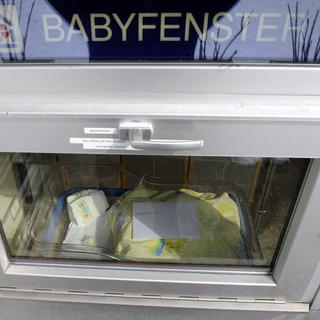 La "boîte à bébés" d'Einsiedeln, dans le canton de Schwytz, existe depuis dix ans et est considérée comme une "expérience positive" par les députés valaisans.