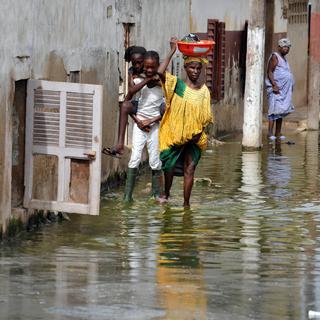 Certaines banlieues de Dakar se retrouvent 4 à 5 mois par an sous les eaux (ici, à Thiaroye). [Georges Gobet]
