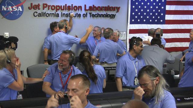 Des employés de la NASA exultent après l'atterrissage du robot Curiosity. [NASA]