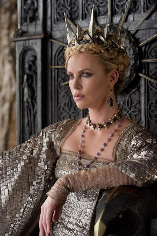 La reine prend les traits de Charlize Theron [Universal Pictures]