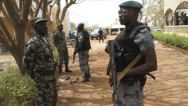 Des soldats maliens, près de Bamako. [POLITICS CIVIL UNREST MILITARY]