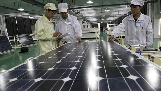 La Commission européenne lance une enquête antidumping contre les fabricants chinois de panneaux solaires.