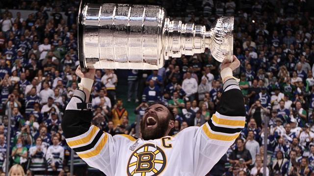 Zdeno Chara soulève la coupe Stanley après la victoire des siens contre les Vancouver Canucks 4-0 lors du septième acte de la finale 2011. [Jonathan Hayward]