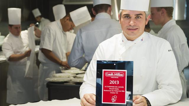 Le cuisinier Benoît Violier a succédé à Philippe Rochat en  avril 2012 au restaurant de l'Hôtel de Ville de Crissier, dans le canton de Vaud, avant d'être élu cuisinier de l'année 2013 par le GaultMillau Suisse. Il a été récompensé pour sa cuisine "neuve et époustouflante". [Jean-Christophe Bott]