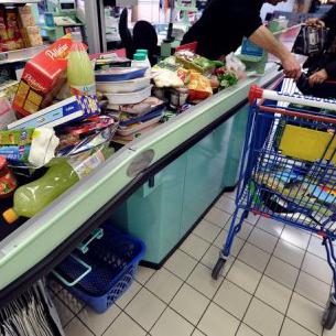 Une personne passe en caisse, dans un supermarché