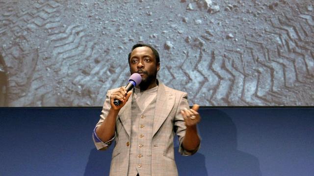 William.i.am chantant dans les laboratoires de la Nasa mardi. [Nick Ut]