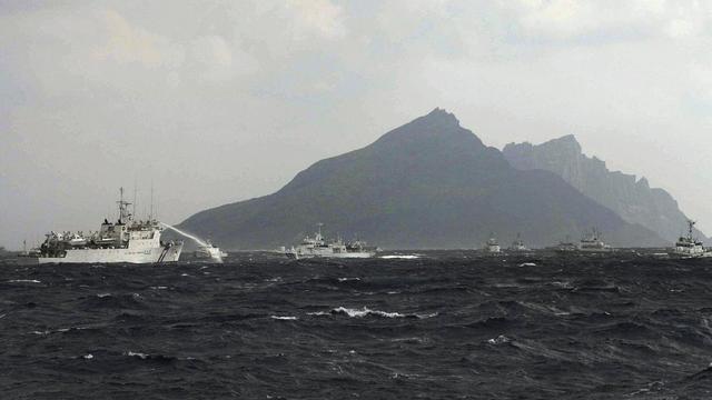 Un bateau des gardes-côtes taïwanais (gauche) tente de repousser un navire des gardes-côtes japonais avec un canons à eau. [AP Photo/Central News Agency]