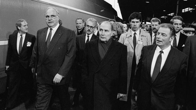 Le 15 décembre 1989, le président de la Confédération Jean-Pascal Delamuraz rencontre à la gare de Bâle son homologue français François Mitterrand et le chancelier ouest-allemand Helmut Kohl à l'occasion du 25e anniversaire de la coopération transfrontière. Ils font une déclaration tripartite rhénane sur un projet-pilote de développement inter-régional. [Fabrice Coffrini]