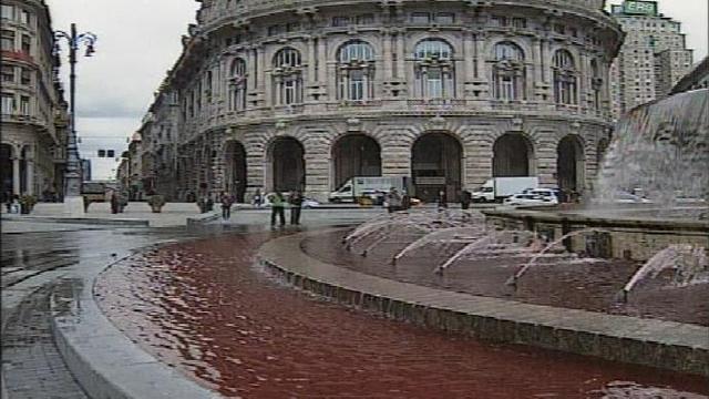 L'eau rouge sang de la fontaine de la place de Ferrari à Gênes en Italie.