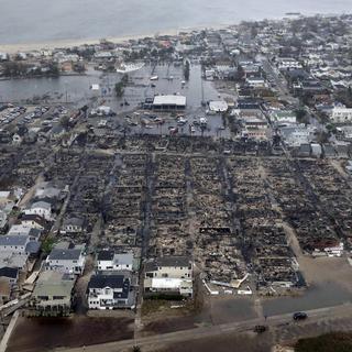 A New York, des habitations de Breezy Point ont été dévastées par un important incendie, alors que le quartier est toujours sous les eaux. [Mike Groll]