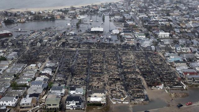 A New York, des habitations de Breezy Point ont été dévastées par un important incendie, alors que le quartier est toujours sous les eaux. [Mike Groll]
