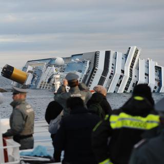 Des victimes du naufrage du paquebot Concordia sont revenus sur les lieux du drame, sur l'île du Giglio, au large de la Toscane. [AFP - Vincenzo Pinto]