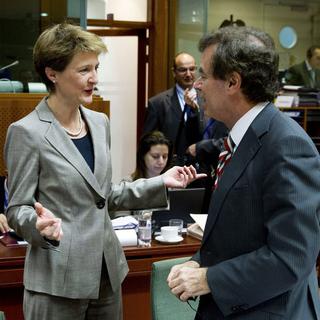 Simonetta Sommaruga en discussion avec le ministre irlandais de la Justice Alan Shatter, ce 06.12.2012 à Bruxelles. [Thierry Roge]