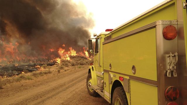 Les pompiers luttaient déjà contre les flammes près de Ravendale dans le nord de la Californie le 18 août 2012.