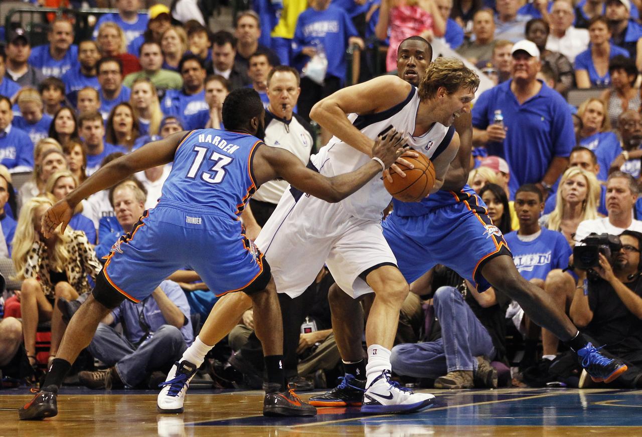 Dirk Nowitzki semble impuissant entre James Harden (13) et Serge Ibaka. [Reuters - Mike Stone]