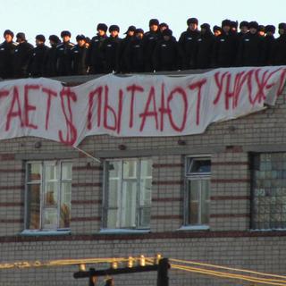 A Kopeïsk, en Russie, des détenus se sont mutinés pour protester contre leur condition de vie. [STR]