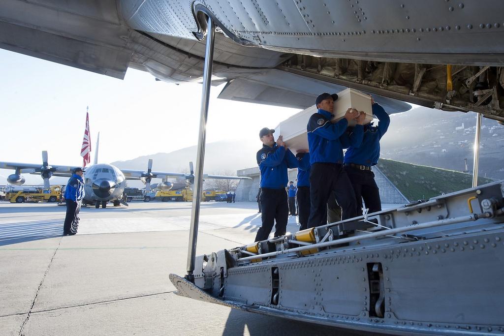 Les corps des enfants sont rapatriés avec un avion militaire. [KEYSTONE - Olivier Maire]