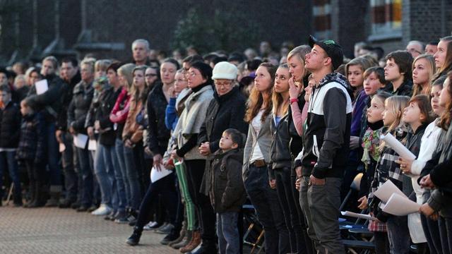 Denombreuses personnes ont exprimé leur solidarité jeudi devant l'église de Saint Joseph à Lommel en Belgique.