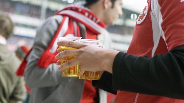 Il faut limiter la vente d'alcool dans les stades de foot et de hockey