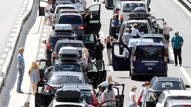 Les vacanciers en route pour le sud ont dû s'armer de patience pour passer le Gothard [Urs Flueeler]