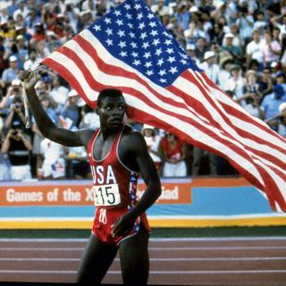 Los Angeles 1984: Carl Lewis porte haut les couleurs américaines en remportant le 100 m et trois autres médailles d'or. [Los Angeles Times/Keystone - Skeeter Hagler]