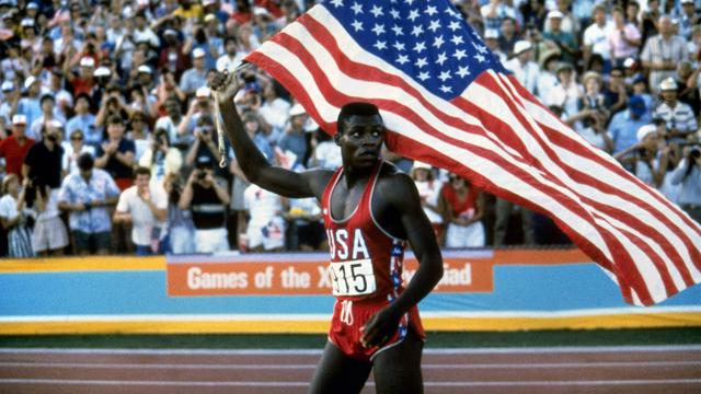 Los Angeles 1984: Carl Lewis porte haut les couleurs américaines en remportant le 100 m et trois autres médailles d'or. [Los Angeles Times/Keystone - Skeeter Hagler]