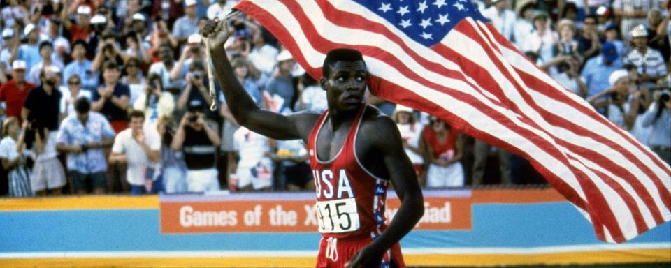 Los Angeles 1984: Carl Lewis porte haut les couleurs américaines en remportant le 100 m et trois autres médailles d'or. [Los Angeles Times/Keystone - Skeeter Hagler]