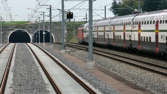 Les améliorations de la ligne Berne-Zurich en 2004 n'empêchent pas le projet de nouvelle ligne de ressurgir. [Martin Ruetschi]