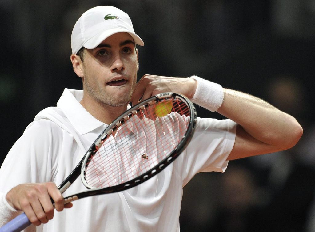 John Isner a provoqué la stupeur à Forum Fribourg en battant avec la manière Roger Federer. [KEYSTONE - PETER SCHNEIDER]