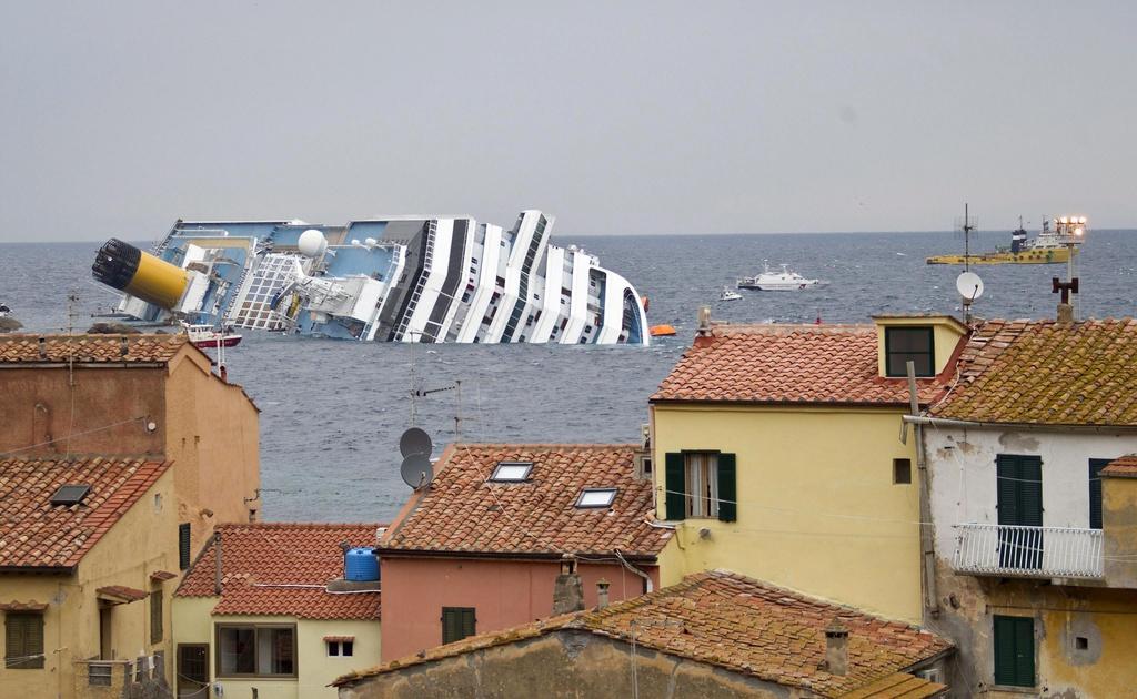 Le Costa Concordia se serait approché beaucoup trop près du rivage. [KEYSTONE - Massimo Percossi]