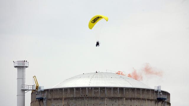 Le militant a utilisé un paramoteur pour survoler la centrale. [AFP - Greenpeace]