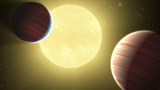 Dessin de deux planètes de la taille de saturne en orbite autour d'une étoile