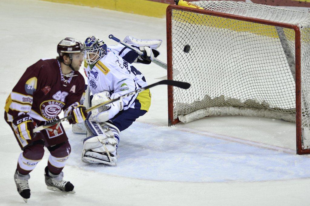 Kevin Romy tente de déjouer Cory Schneider [Martial Trezzini]