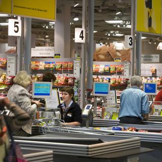 Les Suisses continuent de payer nettement plus cher que les Européens pour les mêmes produits. [Martin Rütschi]