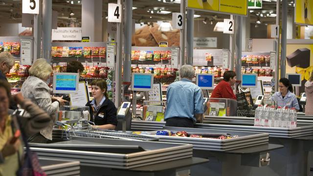 Les Suisses continuent de payer nettement plus cher que les Européens pour les mêmes produits. [Martin Rütschi]
