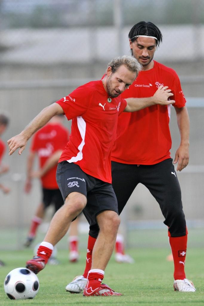 Swiss soccer player Hakan Yakin, right, plays with his teammate Mauro Lustrinelli during a training on a training ground next to Ramat Gan stadium, ahead of Saturday's 2010 World Cup qualifyer match against Israel, in Tel Aviv, Thursday, September 4, 2008. (KEYSTONE/Alessandro della Valle) [Alessandro della Valle]