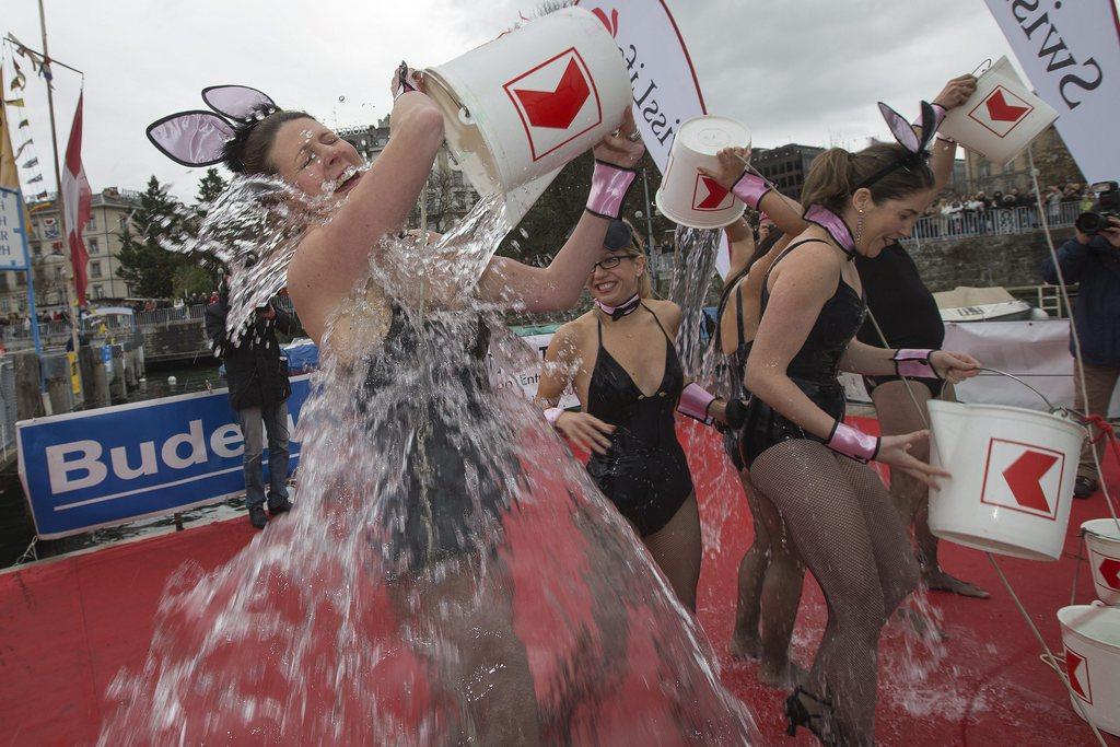 Les participants se versent des seaux d'eau sur le corps pour éviter le choc thermique. [Salvatore Di Nolfi]