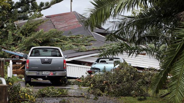 Dégâts importants à  Hobsonville après le passage de la tornade du 6 décembre. [Michael Bradley]