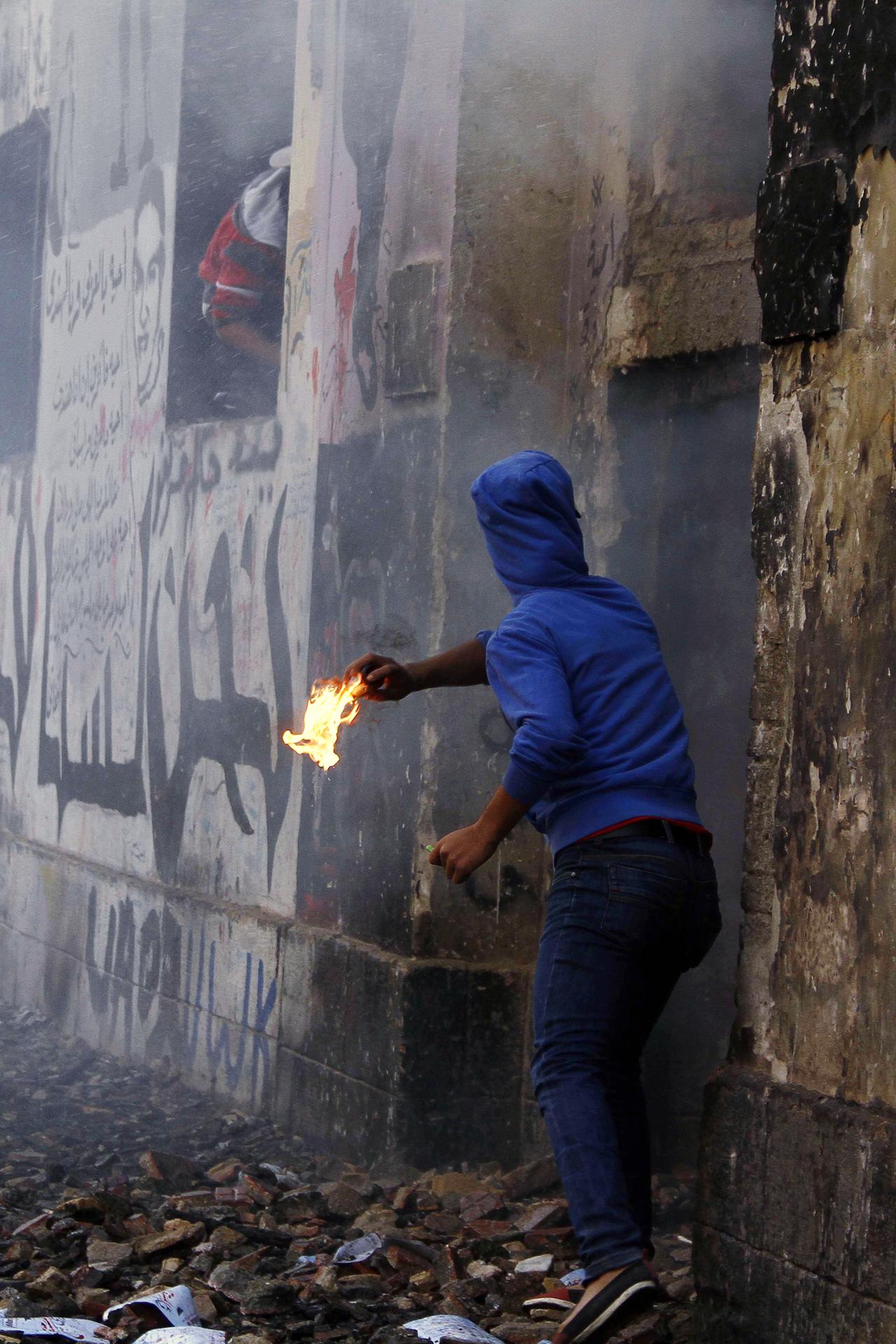 Des manifestants égyptiens ont lancé des cocktails molotov dans les locaux du Parti de la liberté et de la justice des Frères musulmans. [AFP - STR]