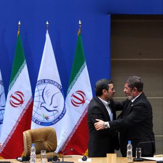 Les présidents égyptien et iranien se congratulent sous les yeux du secrétaire général de l'ONU, lors du sommet de Téhéran. [Mehr News/AFP - Majid Asgaripour]