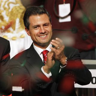 Enrique Peña Nieto salue ses supporters ce dimanche 1er juillet 2012 à Mexico. [Tomas Bravo]