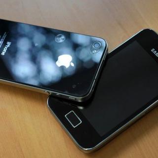 Un téléphone d'Apple et un de Samsung