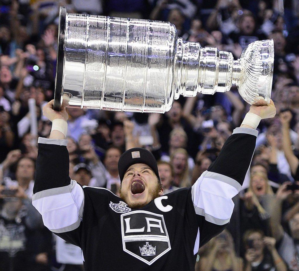 Dustin Brown est devenu le premier King a soulever la Coupe Stanley. [Mark J. Terrill]