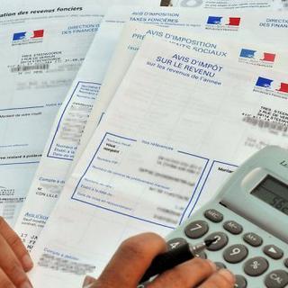 Une personne consulte son avis d'impôt sur le revenu 2010, le 20 septembre 2010 à Lille.