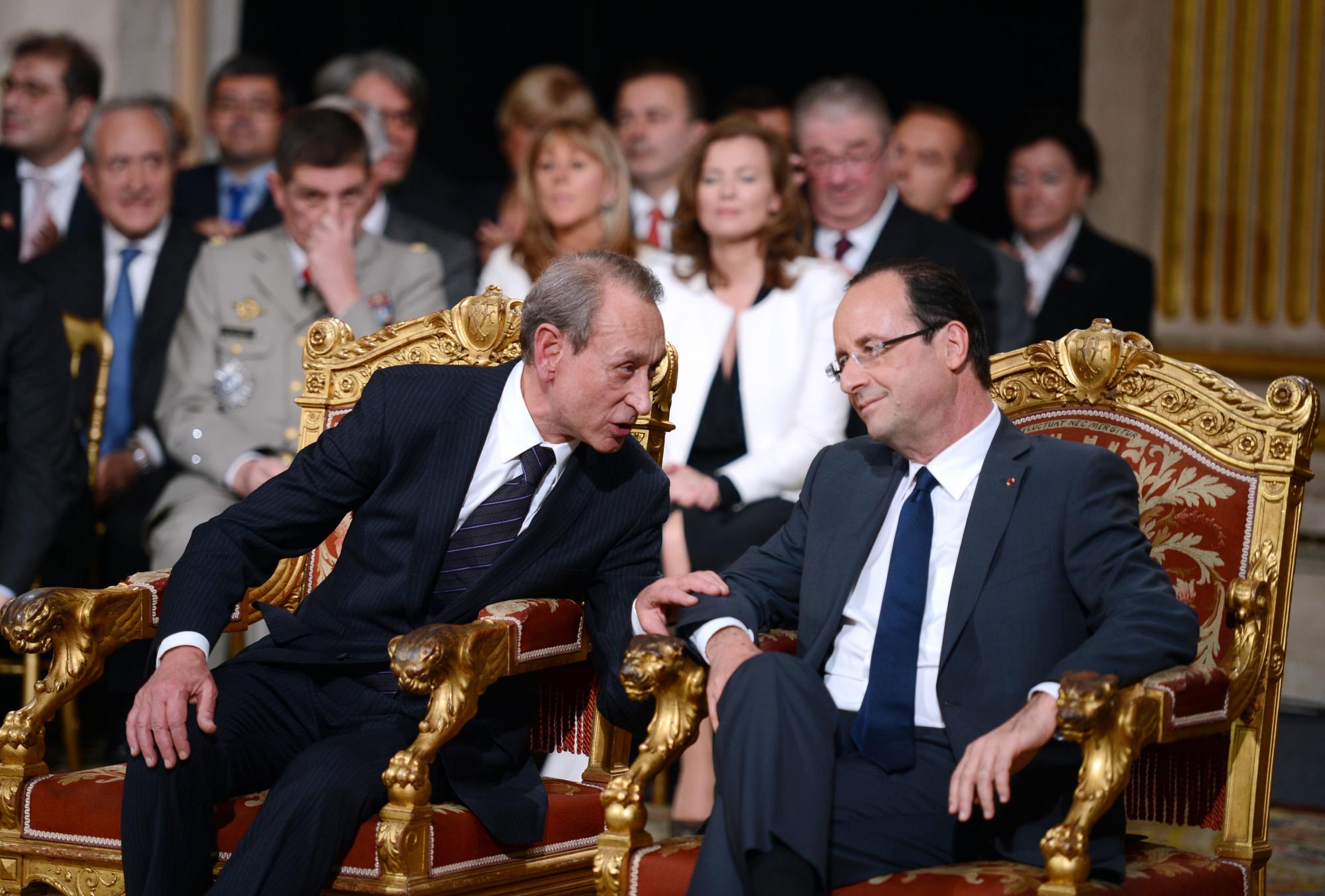 FRANCE, Paris : French president Francois Hollande (R) speaks with Paris' mayor Bertrand Delanoe (L) prior to his swearing-in ceremony on May 15, 2012 at the Elysee presidential Palace in Paris. AFP PHOTO / POOL / PHILIPPE DESMAZES [AFP - Philippe Desmazes]