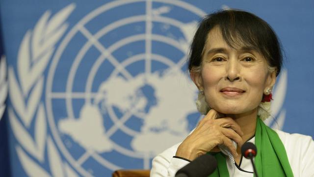 1991 - Aung San Suu Kyi (Birmanie) - Leader de l'opposition birmane, Aung San Suu Kyi est récompensée après que la junte au pouvoir a annulé les élections de 1990 remportées par son parti, la Ligue nationale pour la démocratie. Elle est arrêtée, puis libérée, pous placée en résidence surveillée. Elle retrouve sa liberté totale en novembre 2010 seulement et reçoit son prix Nobel de la paix à Oslo le 16 juin 2012, plus de 20 ans après son attribution. [Laurent Gilliéron]