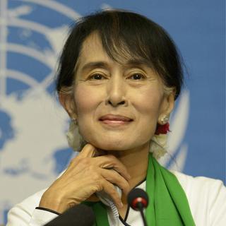 1991 - Aung San Suu Kyi (Birmanie) - Leader de l'opposition birmane, Aung San Suu Kyi est récompensée après que la junte au pouvoir a annulé les élections de 1990 remportées par son parti, la Ligue nationale pour la démocratie. Elle est arrêtée, puis libérée, pous placée en résidence surveillée. Elle retrouve sa liberté totale en novembre 2010 seulement et reçoit son prix Nobel de la paix à Oslo le 16 juin 2012, plus de 20 ans après son attribution. [Laurent Gilliéron]