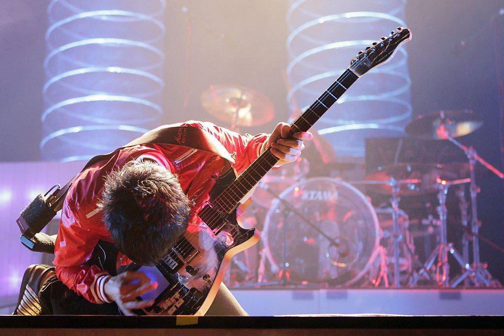 Le leader de Muse, Matt Bellamy, lors du Gampel Festival. [KEYSTONE - Olivier Maire]