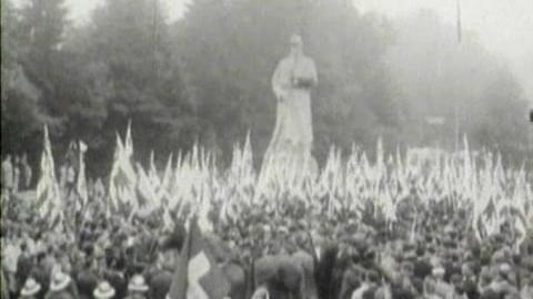 Le Fritz entouré de manifestants et de drapeaux jurassiens [TSR]